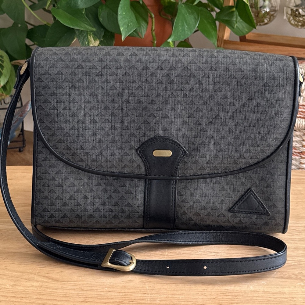 Vintage 1980s Liz Claiborne Gray Black Geometric Leather Trim Envelope Crossbody - Picture 15 of 16